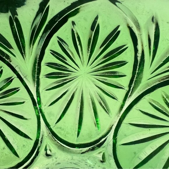 Vintage Anchor Hocking Medallion Press Cut Green Glass Large Berry Veg Bowl 8 - Picture 7 of 9